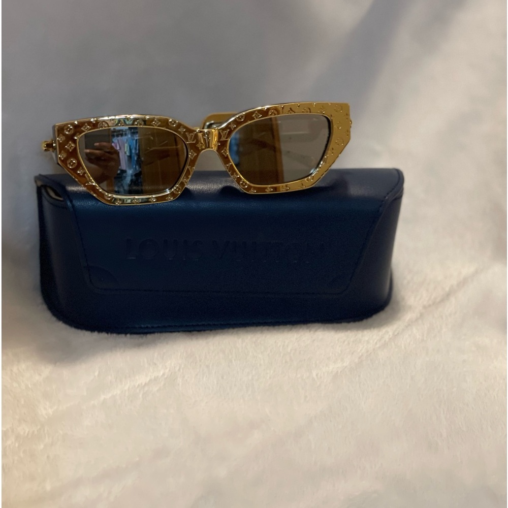 Golden Sunglasses with LV logo engraving and chain shaped arms